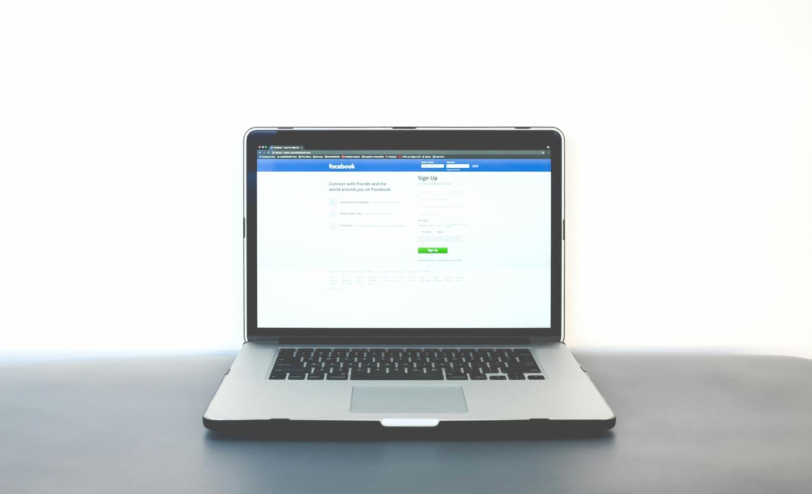 Interaktive Workshop-Übung mit Laptop und Notizbuch